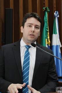 Deputado estadual João Henrique Catan (PL) durante o uso da tribuna na sessão desta terça-feira (19), na Assembleia Legislativa (Foto: Wagner Guimarães)