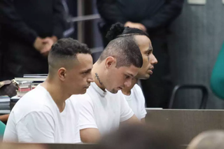 Igor, Marcelo e Almiro se sentaram no banco dos réus nesta terça-feira (19), em Campo Grande. (Foto: Henrique Kawaminami)