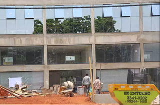 Pedreiros em canteiro de obras de construção de prédio na área central de Campo Grande (Foto: Arquivo/Paulo Francis) 