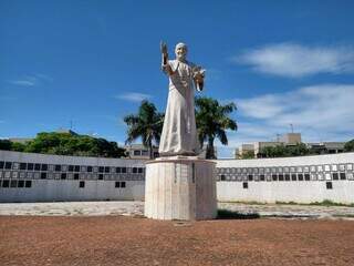 Estátua do Papa João Paulo II, em praça no Jardim Santo Amaro. (Foto: Idaici Solano) 