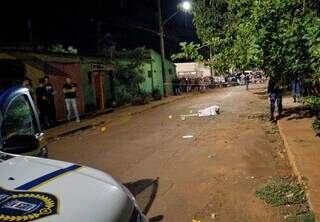 Corpo de Luan coberto em rua das Moreninhas após execução no dia 18 de outubro do ano passado. (Foto: Osmar Daniel)