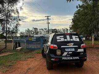 Viatura da Polícia Civil foi até centro de tratamento de esgoto para investigar o ocorrido. (Foto: Reprodução/PCMS)