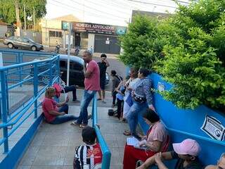 Candidatos aguardam atendimento em frente ao prédio da Funsat (Foto: Bruna Marques/Arquivo)