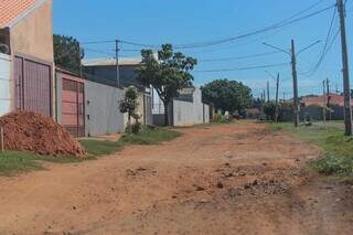 Trecho sem asfalto no bairro Oliveira II, em Campo Grande (Foto: Marcos Maluf)