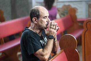 Devoto dedica oração a São José, tido como &#34;padroeiro das famílias&#34; (Foto: Marcos Maluf)