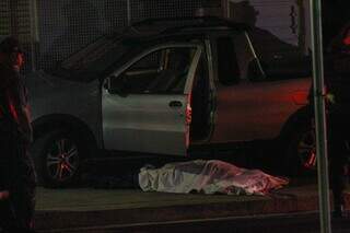 Vítima foi baleada ao lado de Fiat Strada, no início da noite desta terça-feira (19). (Foto: Juliano Almeida)