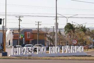 Letreiro na entrada do município de Ribas do Rio Pardo (Foto: Henrique Kawaminami)