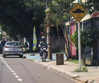 Motociclista andando em cima da calçada na Avenida Marquês de Pombal (Foto: Henrique Kawaminami)