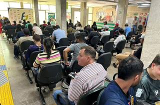 Candidatos aguardam por atendimento no saguão da Funtrab, em Campo Grande. (Foto: Arquivo/Campo Grande News)
