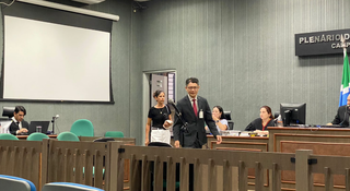 Mãe Maria Lúcia chegando para ser ouvida no Tribunal do Júri (Foto: Antônio Bispo)