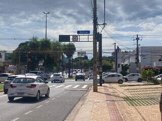 Trânsito tumultuado no cruzamento da Avenida Mato Grosso com Rua Bahia (Foto: Clara Farias)