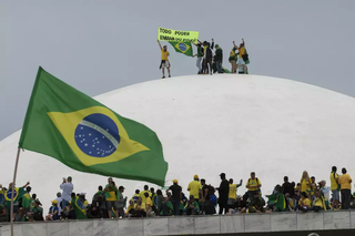 Movimentação de bolsonaristas na Praça dos Três Poderes, em Brasília (DF), durante atos antidemocráticos. (Foto: Marcelo Camargo/Agência Brasil)