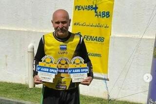 José João Ferrari com troféus de campeão no futevôlei (Foto: Acervo Pessoal)
