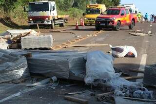 Telhas espalhadas no local do acidente na manhã desta quarta na BR-163 (Foto: Rones Cezar Leal/Alvorada Informa)