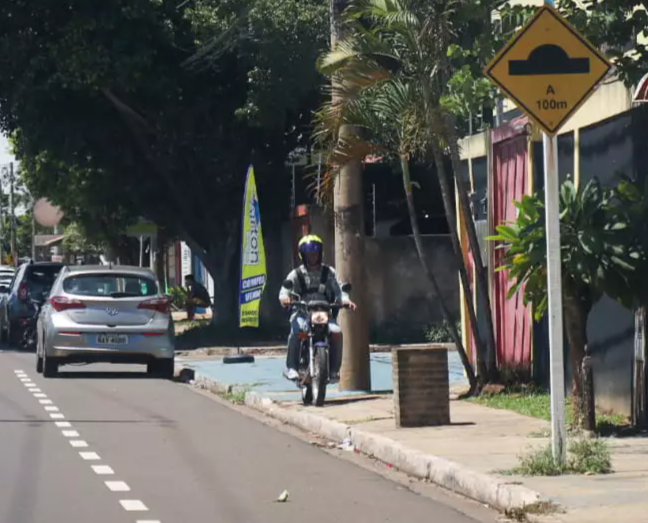 Moradores reclamam de imprudência em avenida onde motos andam na calçada 
