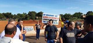 Cerca de 50 moradores se reuniram para cobrar a entrega de ruas não asfaltadas e sinalização em ruas já asfaltadas (Foto: Direto das Ruas)