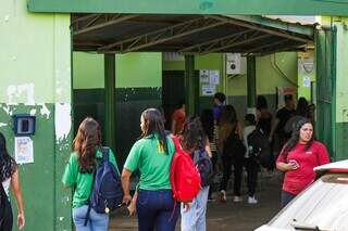 Alunos no horário de entrada de escola estadual da Capital que oferta Ensino Médio (Foto: Henrique Kawaminami)