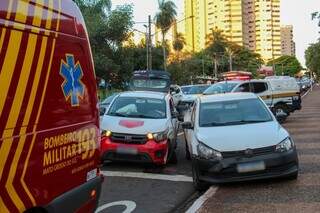 Impacto foi tão forte que a Wolkswagen Saveiro chegou a subir na calçada (Foto: Juliano Almeida)