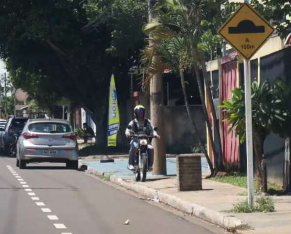 Moradores reclamam de imprud&ecirc;ncia em avenida onde motos andam na cal&ccedil;ada