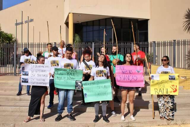 Jovens protestam como voz do amigo que morreu sem ver r&eacute;u por abusos ser preso