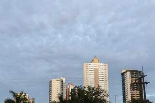 Céu da região central de Campo Grande coberto nesta manhã (Foto: Henrique Kawaminami)