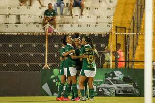 Jogadoras do Palmeiras celebram gol na vitória sobre o Flamengo (Foto: Luiz Guilherme Martins/Palmeiras/by Canon)