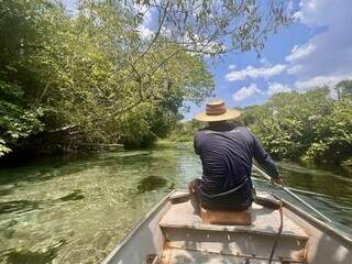 Passeio de barco no Rio Sucuri, um dos muitos atrativos em Bonito (Foto: Reprodução)