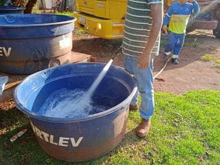 Água levada para Aldeia Jaguapiru é colocada em reservatório, em 2023: problema recorrente (Foto/Arquivo)