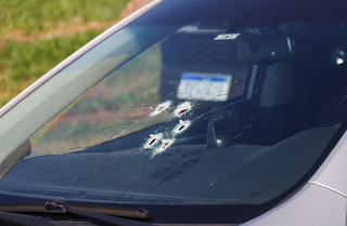Marcas de tiros no para-brisa do Toyota Corolla (Foto: Henrique Kawaminami)