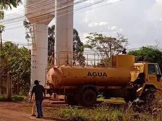 Caminhão-pipa abastece cisterna da aldeia Bororo, em Dourados, em 2023 (Foto: Hédio Fazan/O Progresso)