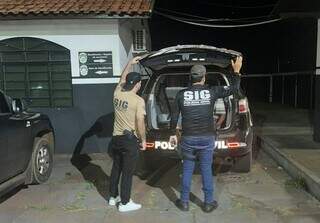 Policiais durante prisão de suspeito em Caarapó. (Foto: Divulgação)