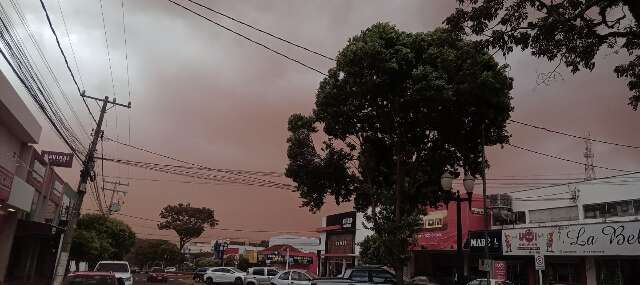 Com poeira cobrindo o c&eacute;u e vendaval, chuva chega &agrave; regi&atilde;o sul