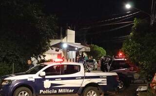 Viaturas da Polícia Militar isolam tráfego de veículos na Rua Cruzeiro do Sul, onde briga ocorreu. (Foto: Osmar Daniel)
