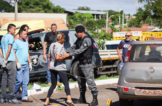 Maria Lucia querendo se aproximar do filho que está morto dentro do Fiat Uno (Foto: Henrique Kawaminami) 