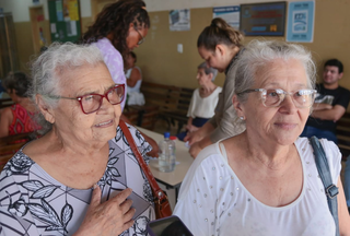 Mãe e filha, Luíza Teixeira Batista, de 86 anos, e Neuza Teixeira Batista, de 70 anos, aproveitaram a campanha e se vacinaram (Foto: Marcos Maluf)