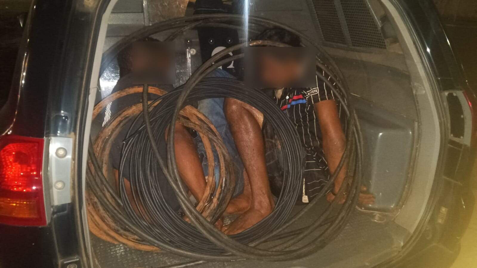 Homens são presos em flagrante com rolos de fios furtados 