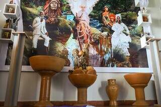 Altar dos orixás com imagens e estátuas que os representam. (Foto: Henrique Kawaminami)