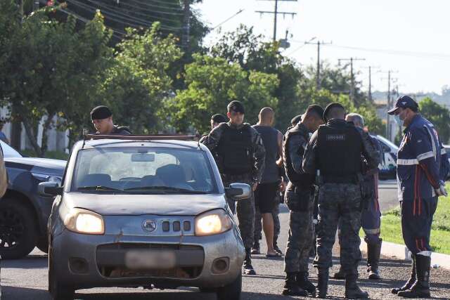 Homem &eacute; emboscado por motociclista e executado dentro de carro