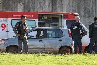 Policiais e viatura do Samu próximos a Uno, onde vítima foi morta. (Foto: Henrique Kawaminami)