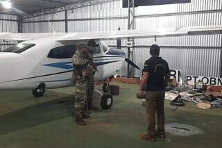 Agentes da Senad em hangar onde foi apreendido avião usado por traficantes (Foto: Divulgação)