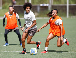 Meninas do Corinthians em treino com bola (Foto: Rodrigo Gazzanel/SCCP)