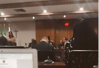 Ao fundo, de óculos, o advogado Bitto Pereira, presidente da OAB-MS, durante a sessão do Pleno nesta quinta-feira (Foto: Instagram/Reprodução)