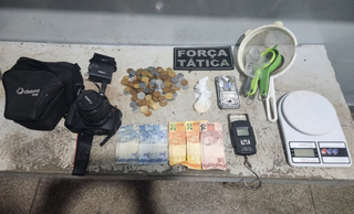 Câmera fotográfica, notas de dinheiro e balança apreendidos (Foto: Polícia Militar)
