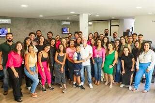 Parte da equipe do Campo Grande News, inaugurando a nova sede na Rua Antônio Maria Coelho. (Foto: Henrique Kawaminami)