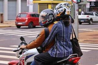 Vento que bate em quem sai de moto já pede casaco, no terceiro dia do outono na Capital (Foto: Paulo Francis)