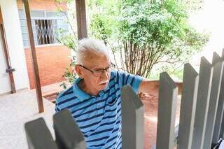 Aposentado Fernando Sandim de Souza, de 82 anos, morador do Bairro Azaleia (Foto: Henrique Kawaminami)