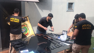 Armas apreendidas na casa onde foragido morava, em Pedro Juan (Foto: Marciano Candia/Última Hora)