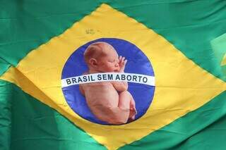 Faixa em alusão à bandeira do Brasil estendida durante marcha contra a aborto realizada na Capital (Foto: Juliano Almeida/Arquivo)