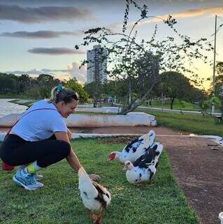 Meire de Falco é conhecida como &#39;rainha dos patos&#39; no Parque das Nações Indígenas. (Foto: Arquivo pessoal)