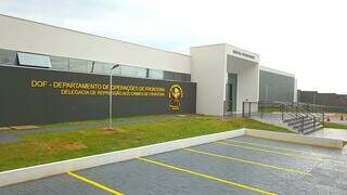 Fachada do prédio do DOF em Dourados, onde ocorre a passagem de comando na manhã desta sexta-feira (22) (Foto: Sejusp)